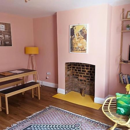 Stylish And Colourful Flat Minutes From The Beach Маргит Экстерьер фото