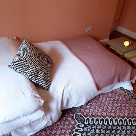 Stylish And Colourful Flat Minutes From The Beach Маргит Экстерьер фото