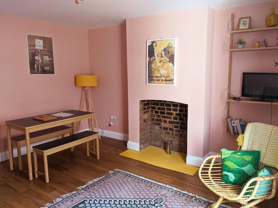 Stylish And Colourful Flat Minutes From The Beach Маргит Экстерьер фото