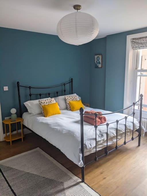 Stylish And Colourful Flat Minutes From The Beach Маргит Экстерьер фото