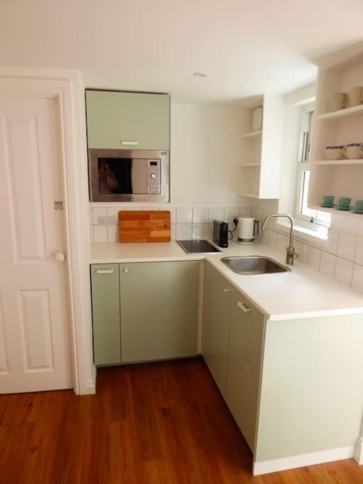 Stylish And Colourful Flat Minutes From The Beach Маргит Экстерьер фото