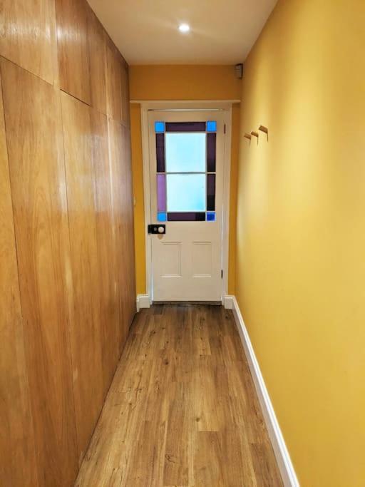 Stylish And Colourful Flat Minutes From The Beach Маргит Экстерьер фото