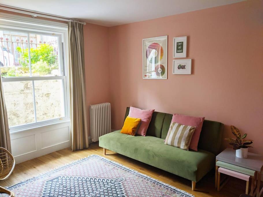 Stylish And Colourful Flat Minutes From The Beach Маргит Экстерьер фото